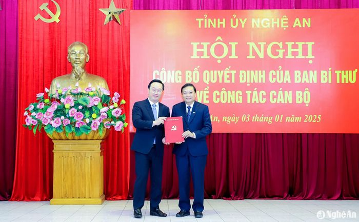 Bí thư Tỉnh ủy, Chủ tịch UBND tỉnh Nguyễn Đức Trung trao Quyết định của Ban Bí thư Trung ương Đảng chuẩn y chức vụ Phó Bí thư Tỉnh ủy Nghệ An nhiệm kỳ 2020-2025 cho đồng chí Lê Hồng Vinh. Ảnh: Phạm Bằng