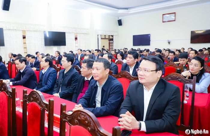 Các đồng chí Ủy viên Ban Chấp hành Đảng bộ tỉnh, lãnh đạo các sở, ban, ngành tham dự buổi lễ. Ảnh: Phạm Bằng