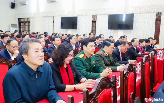 Các đồng chí Ủy viên Ban Thường vụ Tỉnh ủy, Ủy viên Ban Chấp hành Đảng bộ tỉnh tham dự buổi lễ. Ảnh: Phạm Bằng