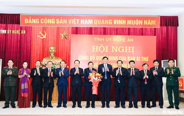 Các đồng chí Thường trực Tỉnh ủy, Ban Thường vụ Tỉnh ủy tặng hoa chúc mừng đồng chí Lê Hồng Vinh - Phó Bí thư Tỉnh ủy. Ảnh: Phạm Bằng