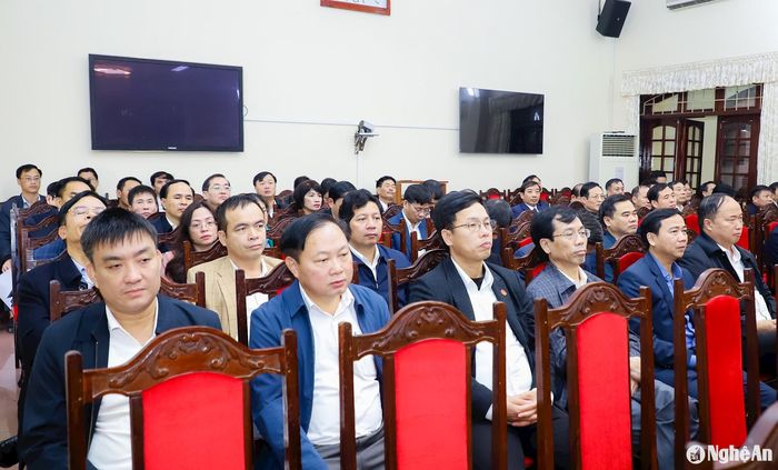 Các đồng chí Thường trực các huyện ủy, thành ủy, thị ủy tham dự buổi lễ. Ảnh: Phạm Bằng