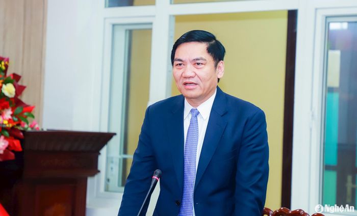 Đồng chí Hoàng Nghĩa Hiếu - Phó Bí thư Thường trực Tỉnh ủy, Chủ tịch HĐND tỉnh phát biểu ghi nhận, biểu dương, chúc mừng và định hướng một số nhiệm vụ trọng tâm trong năm 2025 với Ban Nội chính Tỉnh ủy. Ảnh: Thành Duy