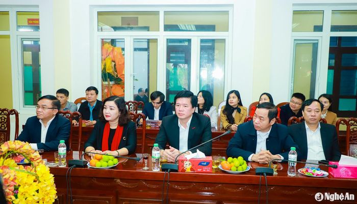 Các đồng chí lãnh đạo các Ban Đảng, Ủy ban Kiểm tra và Văn phòng Tỉnh ủy đến thăm, chúc mừng Ban Nội chính Tỉnh ủy nhân kỷ niệm ngày truyền thống. Ảnh: Thành Duy