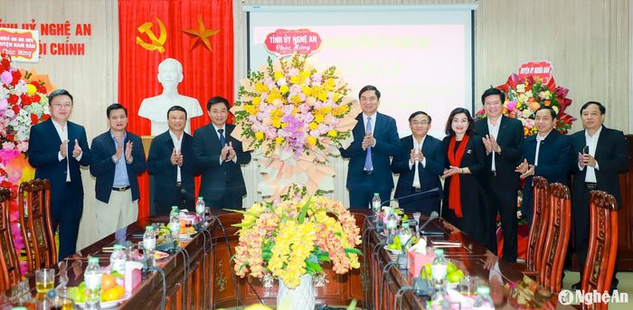 Đồng chí Hoàng Nghĩa Hiếu - Phó Bí thư Thường trực Tỉnh ủy, Chủ tịch HĐND tỉnh và đoàn công tác tặng hoa chúc mừng Ban Nội chính Tỉnh ủy. Ảnh: Thành Duy