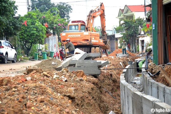 Thi công nâng cấp đường nội thị của thị trấn Tân Kỳ. Ảnh: Xuân Hoàng