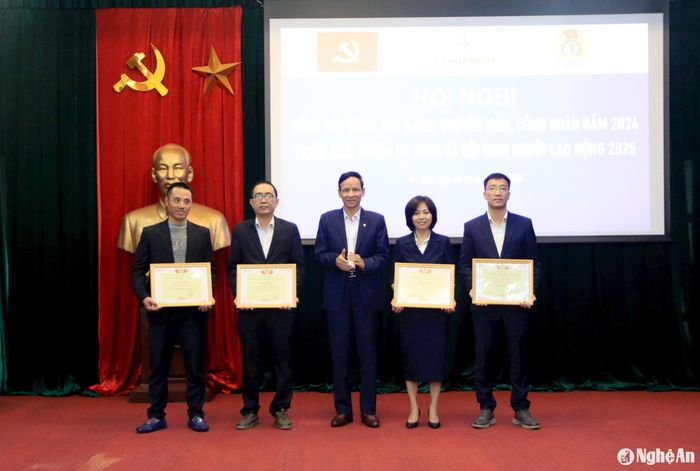 Trao Giấy khen cho các tập thể, đoàn viên công đoàn xuất sắc. Ảnh: Tiến Đông