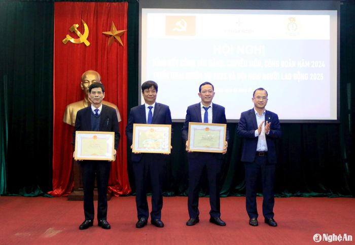 Trao Bằng khen của Tập đoàn Điện lực Việt Nam cho các tổ chức, cá nhân có thành tích xuất sắc. Ảnh: Tiến Đông