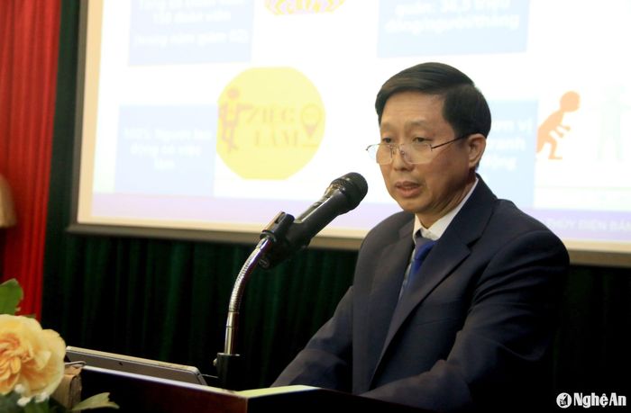 Ông Hoàng Văn Ngọc - Phó Giám đốc kiêm Chủ tịch Công đoàn Công ty Thủy điện Bản Vẽ báo cáo kết quả hoạt động công đoàn tại hội nghị. Ảnh: Tiến Đông