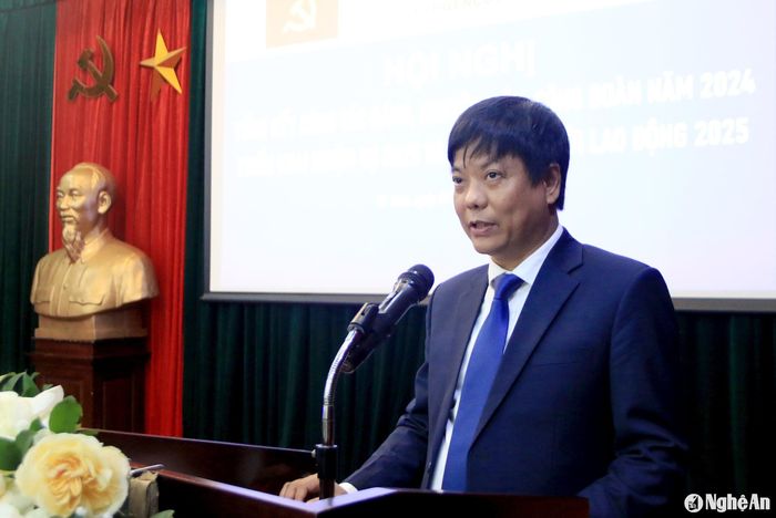Ông Tạ Hữu Hùng - Bí thư Đảng ủy, Giám đốc Công ty Thủy điện Bản Vẽ kiêm Giám đốc Ban Quản lý Dự án Thủy điện 2 báo cáo kết quả công tác Đảng, công tác chuyên môn năm 2024 và phương hướng nhiệm vụ năm 2025. Ảnh: Tiến Đông