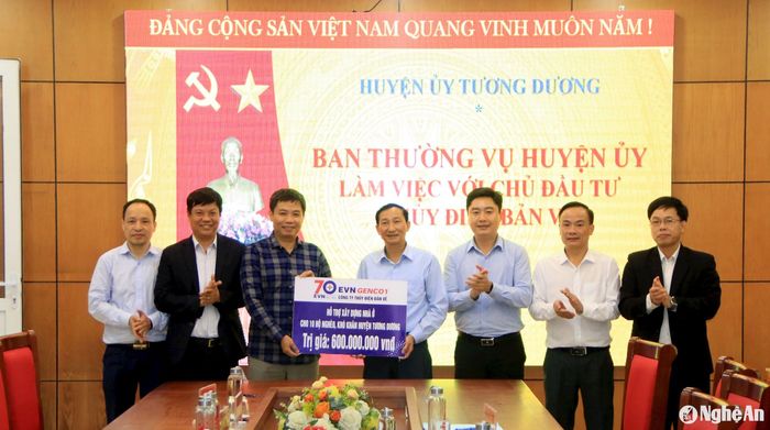 Công ty Thủy điện Bản Vẽ hỗ trợ huyện Tương Dương 600 triệu đồng để xây dựng nhà ở cho hộ nghèo, hộ gia đình khó khăn trên địa bàn. Ảnh: Tiến Đông