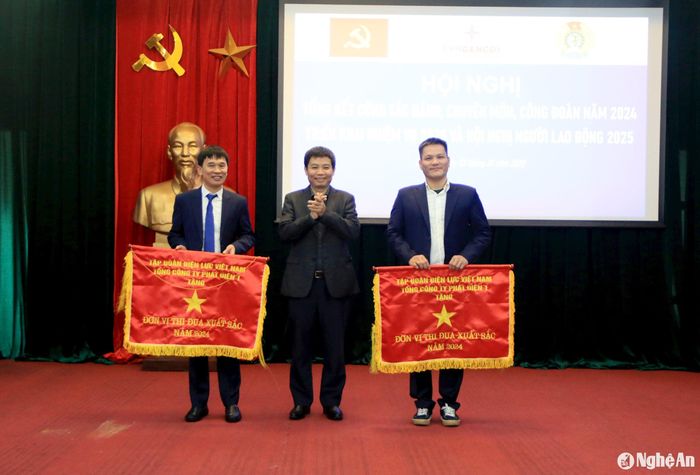 Tổng công ty Phát điện 1 trao Cờ thi đua cho đơn vị thi đua xuất sắc năm 2024. Ảnh: Tiến Đông