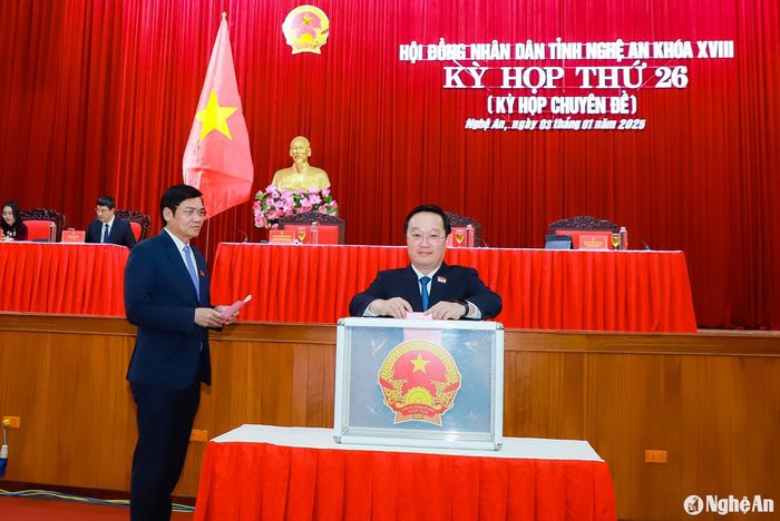 Các đồng chí Thường trực Tỉnh ủy là đại biểu HĐND tỉnh khóa XVIII bỏ phiếu bầu Chủ tịch UBND tỉnh. Ảnh: Thành Duy