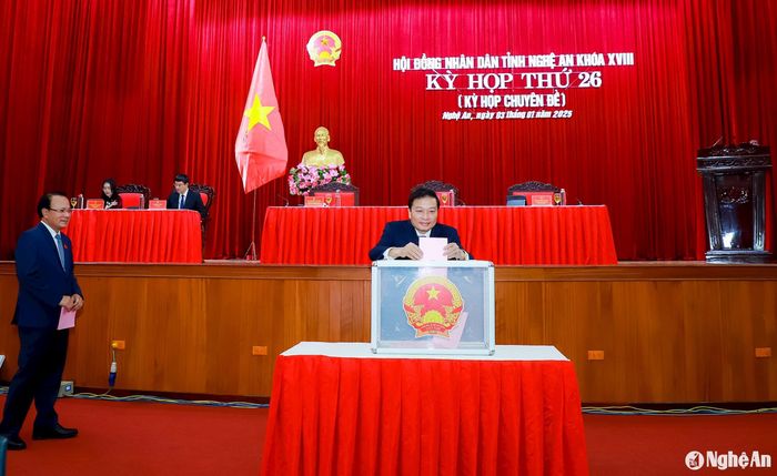 Các đồng chí Thường trực Tỉnh ủy là đại biểu HĐND tỉnh, Thường trực HĐND tỉnh bỏ phiếu bầu Chủ tịch UBND tỉnh. Ảnh: Thành Duy