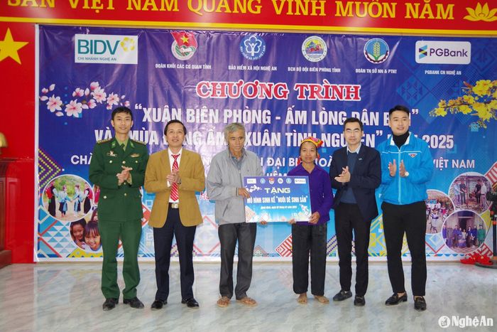 Ban tổ chức chương trình tặng mô hình sinh kế cho hộ nghèo. Ảnh: Hải Thượng