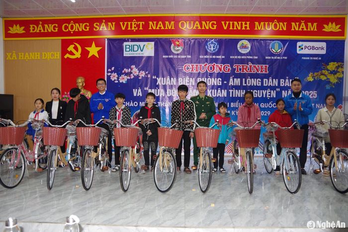 Ban tổ chức chương trình tặng xe đạp cho các học sinh nghèo vượt khó. Ảnh: Hải Thượng