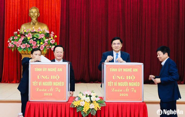 Các đồng chí Thường trực Tỉnh ủy và đại diện Ban Tổ chức Trung ương tham gia ủng hộ Chương trình Tết Vì người nghèo Xuân Ất Tỵ 2025. Ảnh: Phạm Bằng