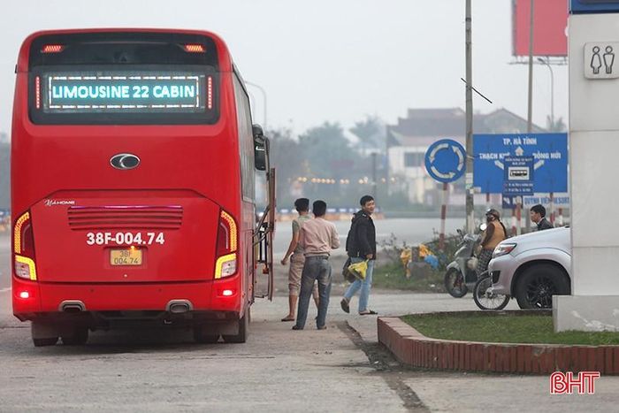  Từ lâu nay, ngã tư Thạch Long (xã Thạch Long, Thạch Hà) - nút giao giữa quốc lộ 1 với tuyến tránh TP Hà Tĩnh và quốc lộ 15B (đường đi mỏ sắt Thạch Khê) trở thành "điểm đen" về "xe dù, bến cóc". Dù không phải là điểm dừng đón, trả khách của xe khách tuyến cố định, nhưng nhiều tài xế vẫn cố tình dừng phương tiện tại khu vực này để chèo kéo khách. 