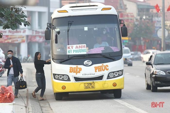  Việc xe khách đón trả khách không đúng nơi quy định không những gây mất ATGT mà còn xảy ra tình trạng cạnh tranh không lành mạnh. Để đảm bảo an toàn giao thông cho người dân và các phương tiện, nhất là dịp cao điểm cuối năm, ngành chức năng và các đơn vị liên quan cần có biện pháp xử lý mạnh tay. Đồng thời, bổ sung các biển cấm dừng, đỗ và tăng cường công tác tuyên truyền, nhắc nhở người dân đến đúng điểm đón xe khách. 