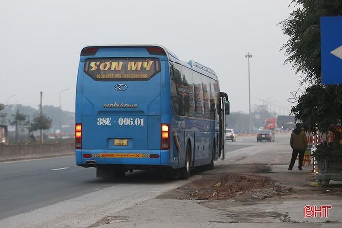 Thay vì vào bến, nhiều người dân có thói quen đến khu vực ngã tư Thạch Long để đón xe. Điều này dẫn đến việc nhiều nhà xe chạy ẩu, tranh giành nhau để bắt khách ở khu vực này. Dù cơ quan chức năng đã nhiều lần xử lý nhưng chỉ sau một thời gian ngắn tình trạng này "đâu lại vào đấy". 