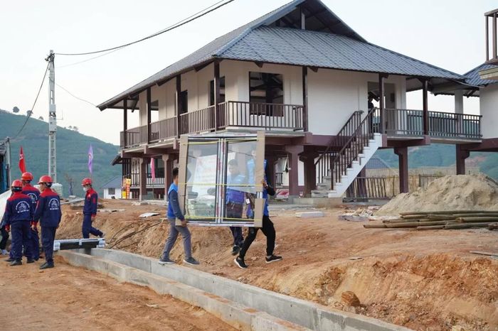  Những chiếc nhà sàn khung bê tông, mái lợp tôn thuộc dự án tái thiết Làng Nủ, xã Bảo Yên, huyện Bảo Lạc, tỉnh Lào Cai đang hoàn thiện. Ảnh: Phúc Bảo 