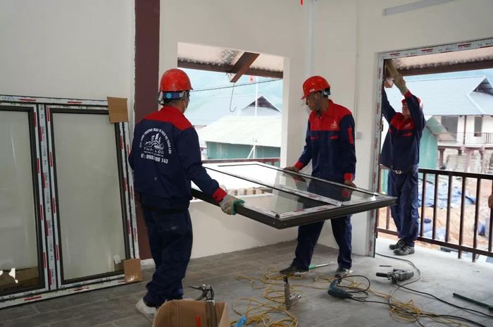 Các doanh nghiệp thuộc Hiệp hội Cửa Việt Nam chung tay lắp dựng cửa nhôm kính tái thiết Làng Nủ