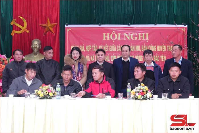 Đại diện các xã ký kết biên bản ghi nhớ hợp tác.