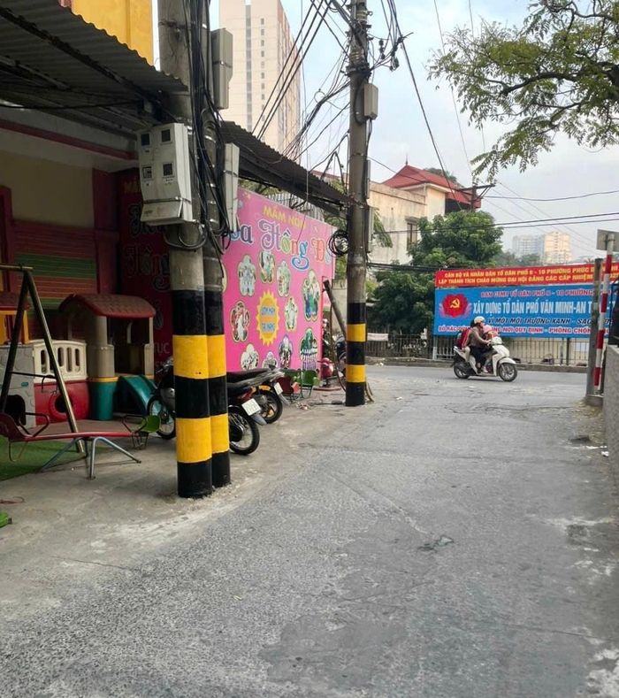 Ngày 2-1, Công ty Điện lực Bắc Từ Liêm đã tiến hành sơn, dán đề can màu phản quang trên cột điện để người tham gia giao thông dễ dàng nhận biết. Ảnh: DN