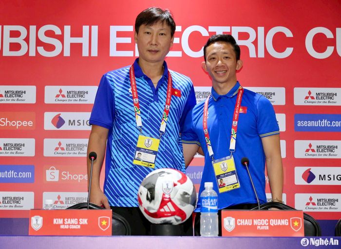 Thầy trò huấn luyện viên Kim Sang-sik thể hiện quyết tâm cao trước trận chung kết. Ảnh: Hải Hoàng