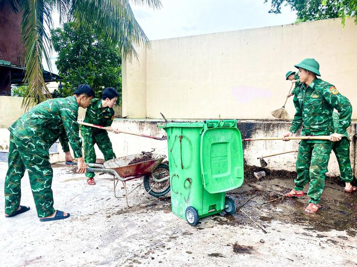 Gần dân, sát dân, tích cực hỗ trợ cho nhân dân trong mọi hoạt động ở khu dân cư. TRONG ẢNH: Cán bộ, chiến sĩ Đồn Biên phòng Hải Vân giúp dân dọn vệ sinh môi trường. Ảnh: NGỌC PHÚ