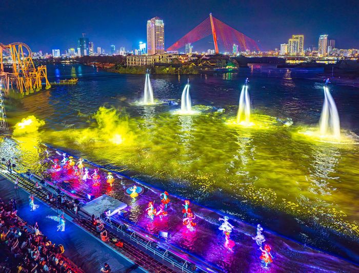 Chương trình nghệ thuật “Bản giao hưởng bên sông năm 2024” do Công ty CP Tập đoàn Mặt Trời (Sun Group) tổ chức tại Công viên Châu Á. Ảnh: GIA PHÚC