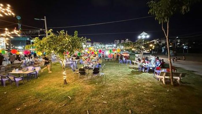 Khách vô tư ngồi ăn uống, dẫm đạp lên thảm cỏ công viên An Sương