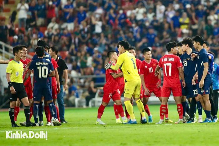 Thái Lan thiếu fair-play trong tình huống ghi bàn thắng gây bức xúc cho tuyển Việt Nam. Ảnh: Ngọc Tú
