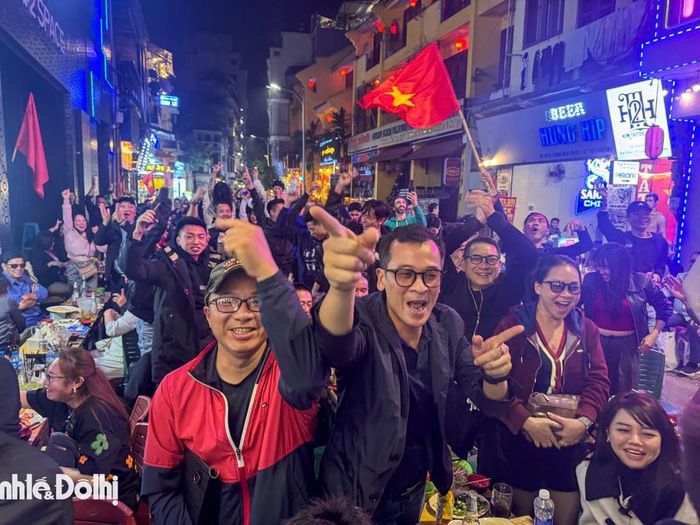 Cổ động viên bùng nổ trước màn ghi bàn của đội tuyển Việt Nam. Ảnh Duy Khánh