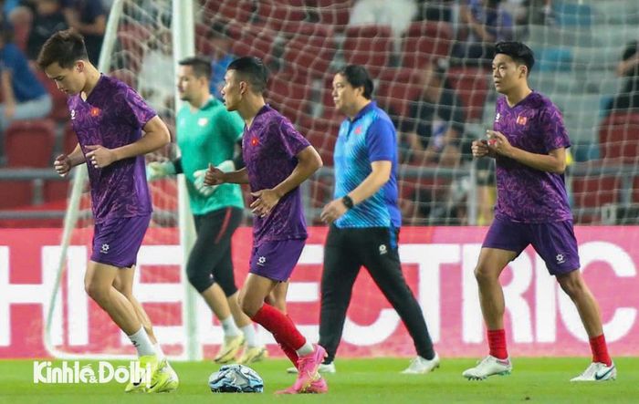 Các cầu thủ khởi động trên sân Rajamangala. Ảnh: Ngọc Tú