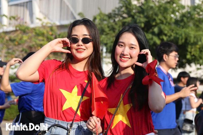 Cổ động viên Việt Nam sang Thái cổ vũ cho các cầu thủ tuyển Việt Nam. Ảnh: Ngọc Tú
