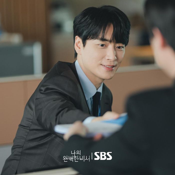 Lee Joon Hyuk vào vai một thư ký chu đáo