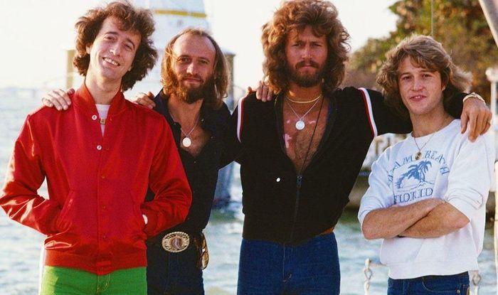 Andy Gibb (bìa phải) cùng 3 anh trai đình đám của mình