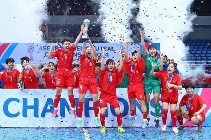 Tuyển futsal nữ Việt Nam lọt top 10 đề cử đội tuyển xuất sắc nhất thế giới.