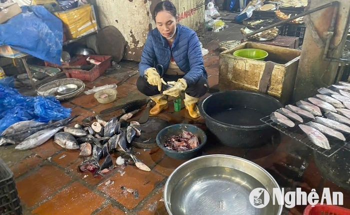 Tiểu thương chợ Xanh, thị trấn Diễn Thành sơ chế cá mất an toàn vệ sinh. Ảnh: V.T