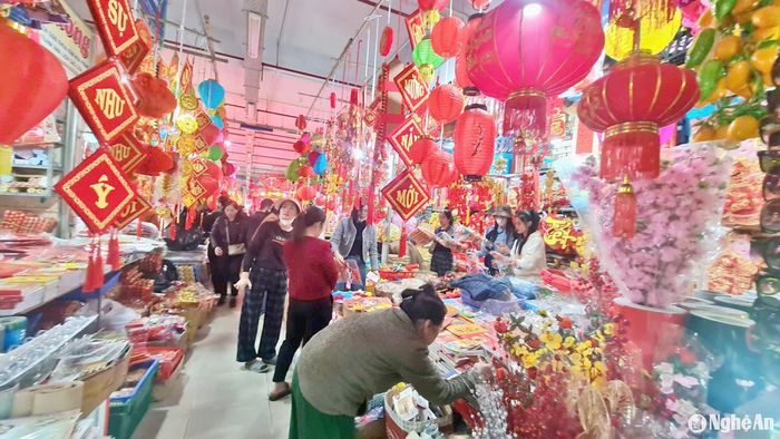 Tại chợ Vinh, ghi nhận của phóng viên ngày 3/1, có 2 khu vực nhộn nhịp nhất và rực rỡ sắc màu đó là các quầy hàng bán đồ trang trí Tết ở tầng 1 đình chính và các trục đường xung quanh chợ Vinh. Ảnh: H.T