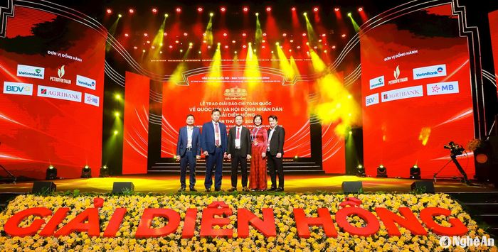Đồng chí Trần Văn Hùng - Phó Bí thư Đảng ủy, Phó Tổng Biên tập Báo Nghệ An và nhóm tác giả dự Lễ trao giải Diên Hồng lần thứ ba - 2025. Ảnh: Nhật Lệ