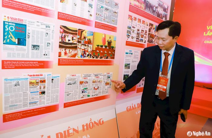 Tác giả Ngô Đức Chuyên bên tác phẩm “Để đại biểu dân cử thực sự đại diện ý chí, nguyện vọng của Nhân dân” tại Gian triển lãm về Giải Diên Hồng. Ảnh: Nhật Lệ