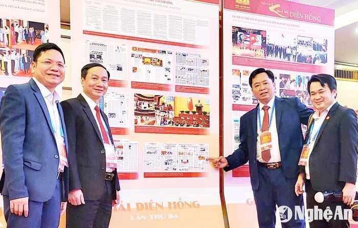Lãnh đạo Báo Nghệ An cùng nhóm tác giả tham quan chuyên đề của Báo Nghệ An được trưng bày tại triển lãm Khoảnh khắc Diên Hồng. Ảnh: Đức Dũng