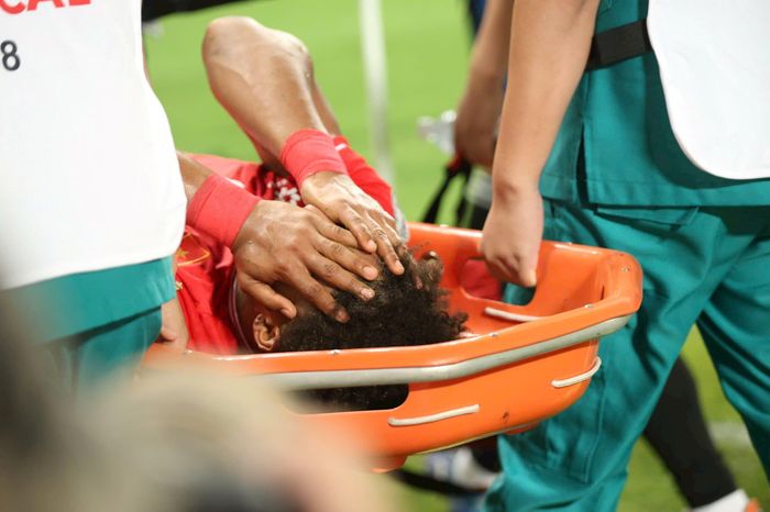 Xuân Son chấn thương nặng phải rời sân sớm. Ảnh: Hải Hoàng.