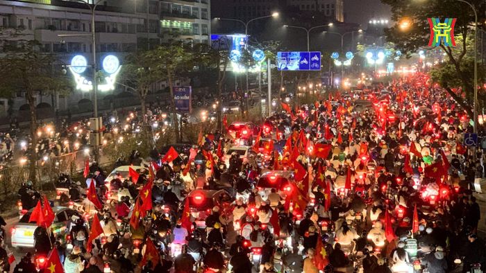 Không khí ăn mừng tại quảng trường Đông Kinh Nghĩa Thục.