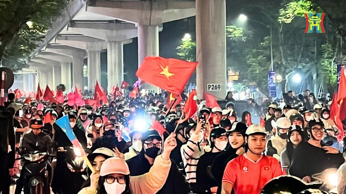 "Biển" người ở khu vực Mai Dịch, Cầu Giấy.