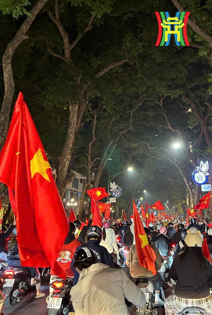 Phố Phan Đình Phùng rợp bóng cờ Việt Nam.