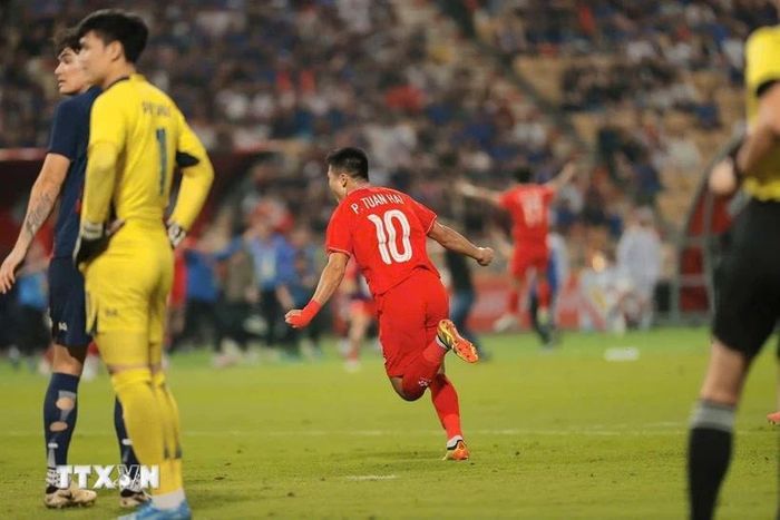 Tuấn Hải ghi bàn mở tỷ số, Việt Nam vượt lên dẫn trước Thái Lan 1-0. Ảnh: TTXVN.