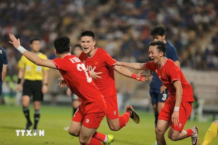 Niềm vui của cầu thủ Việt Nam sau bàn phản lưới nhà của Thái Lan. Ảnh: TTXVN.