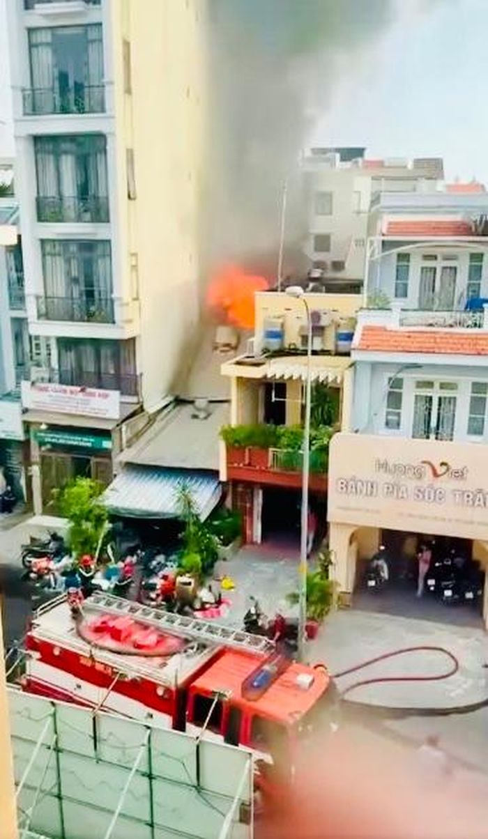 Lực lượng Cảnh sát PCCC nỗ lực dập tắt đám cháy